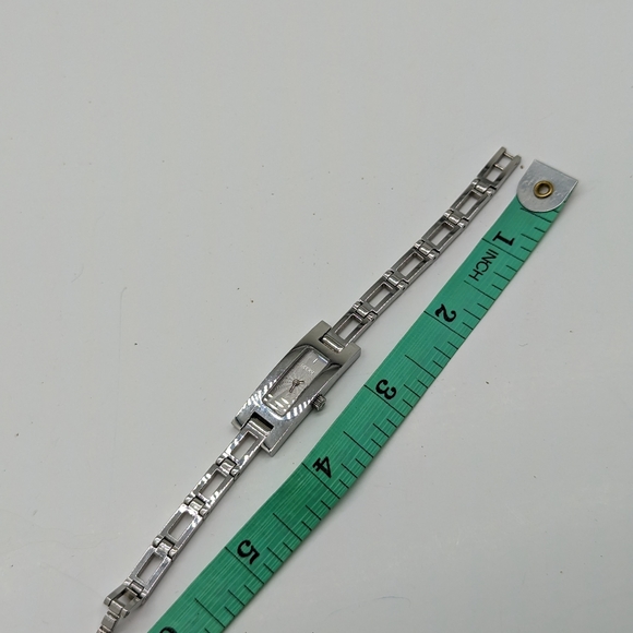 GUCCI Gucci Silver Stainless Steel 3900L Women's Wristwatch - Picture 7 of 10